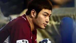 [포토] 경기를 지켜보는 박병호, ‘카리스마 ↑’