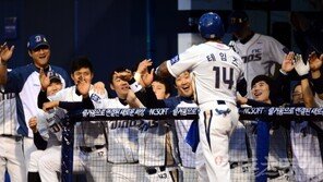 [포토] NC 테임즈, 만루홈런 쾅! ‘동료들과 기쁨을 함께…’