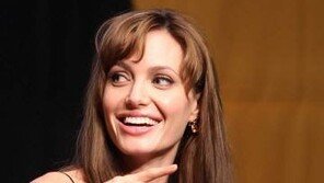 섹시 입술의 안젤리나 졸리 은퇴, 마지막 작품은 ‘클레오파트라’