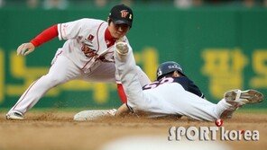 [포토] SK 김성현, 김재호 태그아웃 ‘가뿐하게~’