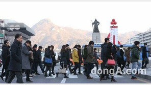 한국 남녀 임금격차 39.0%, OECD 회원국 중 가장 격차 커…