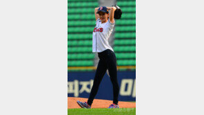 [포토] 김정민 시구, S라인 투구폼… ‘섹시미↑’