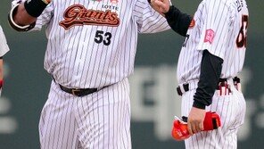 [포토] 히메네스, 내야 안타 ‘코치와 하이파이브!’