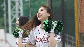 [포토] 치어리더, 시선 사로잡는 댄스 ‘흥이 절로~’