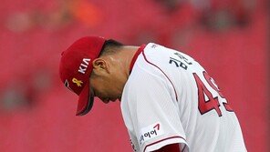 [포토] 실점에 고개 떨구는 KIA 김진우 ‘아쉽네’