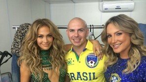 제니퍼 로페즈, 축하 공연 꾸몄던 핏불과 인증샷 ‘여전한 섹시 디바’