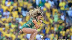 제니퍼 로페즈 축하 공연, 가슴골 드러난 섹시의상에 男심 들썩