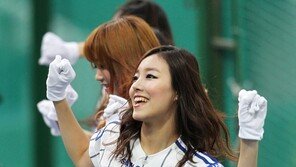 [포토] 치어리더, 흥겨운 댄스 ‘엉덩이 실룩실룩~’