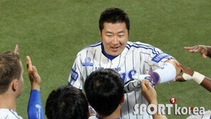 [포토] 삼성 최형우, 솔로 홈런… ‘분위기 UP’