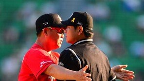 [포토] 구심을 진정 시키는 SK 이만수 감독, ‘깜짝!’