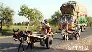 [이훈구 기자의 히말라야 2400㎞]<8>파키스탄 시골길… 과거와 현재가 나란히