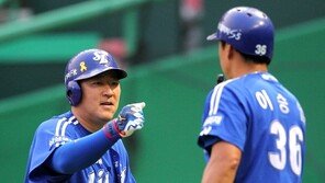 [포토] 최형우, 투런홈런 ‘이승엽 환영 받으며…’