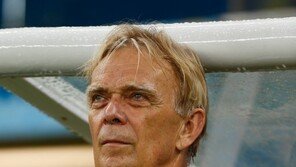 [카메룬 크로아티아]알렉스 송 퇴장, 핀케 감독 “수치스럽다”