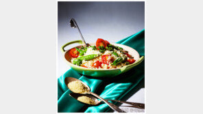 [우먼 동아일보 TV] 월드컵 특집! 알제리 전통요리 '쿠스쿠스 샐러드' 푸드 스타일리스트 오용은과 함께한 르크루제 스톤웨어 웍 요리