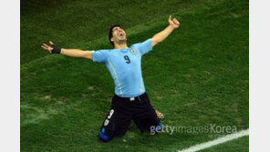 수아레스 2골 우르과이 잉글랜드 꺾고 ‘기사회생’