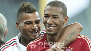 [독일 가나] 4년만에 다시 적으로 만난 보아텡 형제, 뜨거운 포옹