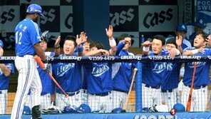 [포토] 나바로, 또 홈런? ‘분위기 UP’