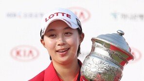 [포토] 김효주, 트로피 끌어 안고 행복한 미소~