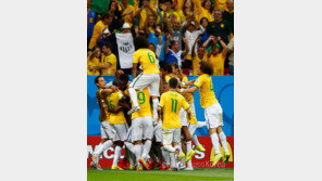 브라질, 카메룬 꺾고 16강행…환호하는 브라질 선수들