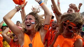 네덜란드, 칠레 꺾고 조1위 16강행…기뻐하는 축구팬들