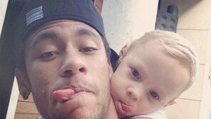 ‘브라질-카메룬 멀티골’ 네이마르, 아들 루카 “귀여워~”