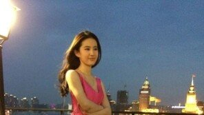 유역비, 청순·발랄 원피스로 ‘각선미 뽐내’… 아찔!