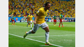 프레드 첫골 “콧수염이 넣었다”