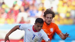 [사커토픽] 낮고 빠른 크로스…‘키 작은 칠레’ 맞춤형 전술 빛났다