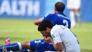 우루과이 수아레스, ‘핵이빨’ 할리우드 액션…이탈리아 탈락