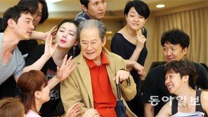 “제자 37명과 한무대…” 팔순 老배우 입꼬리가 올라갔다