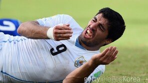 [스토리 월드컵] 깨물기·박치기에 핸드볼 슛까지…악동들은 못말려