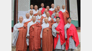 금강산서 열린 ‘만해 열반 70주기 남북합동다례재’… 머리 기른 北스님도