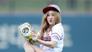 [포토] 메건리 시구, 완벽한 투구폼에 ‘시선이 절로~’