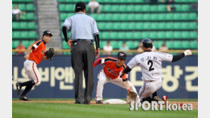 [포토] 오지환, 정근우에게 태그아웃 ‘도루 실패!’