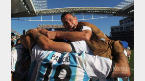 [박태하의 Rewind] 골과 같은 황금패스…더 위대해진 메시, 아르헨 구했다