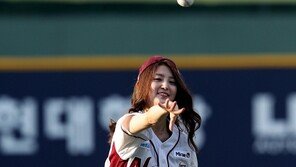 [포토] EXID 정화, 미소와 함께 시구… ‘男心 녹네’