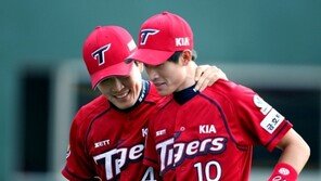 [포토] 김병현, 강한울 격려… ‘보기만 해도 흐뭇!’
