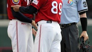 [포토] 심판에게 어필하는 선동열 감독 ‘무슨일이야?’