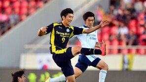 [포토] 성남-울산 축구, 치열한 몸싸움 ‘조심조심’