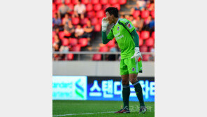[포토] 동료들의 움직임 지시하는 울산 김승규