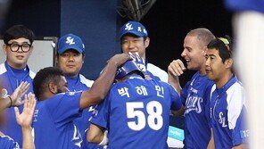 [포토] 박해민 데뷔 첫 홈런에 축하해주는 삼성 선수단