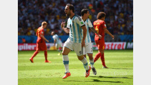 탄탄했던 수비수 콤파니, 하프라인까지 전진하다 아차!