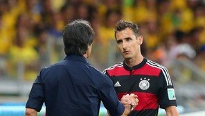 [브라질-독일전] ‘16호골’ 클로제, 뢰브 감독과 손 잡고… 