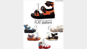 [우먼 동아일보] 건축적 높이와 색감으로 패셔니스타 표심 얻은 플랫폼 샌들~ FLAT platform