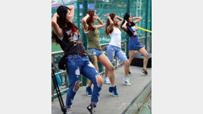 [포토] 치어리더, 손을 머리 뒤로… ‘섹시미 폭발’