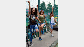 [포토] 치어리더, 다리 한쪽 들며… ‘섹시미 작렬’