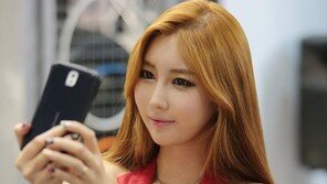 [포토]오토살롱 레이싱모델 ‘셀카도 자연스럽게’