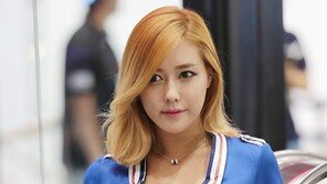 [포토]서울오토살롱, 김하율 ‘단정한듯 섹시한 의상’