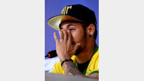 네이마르 “2cm만 위로 다쳤으면 평생 휠체어 신세” 눈물