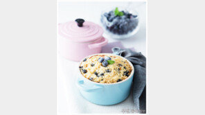 [우먼 동아일보 TV] 여름 슈퍼 디저트 ‘블루베리 소보로 케이크’ 푸드스타일리스트 오용은과 함께한 르크루제 미니 냄비 요리